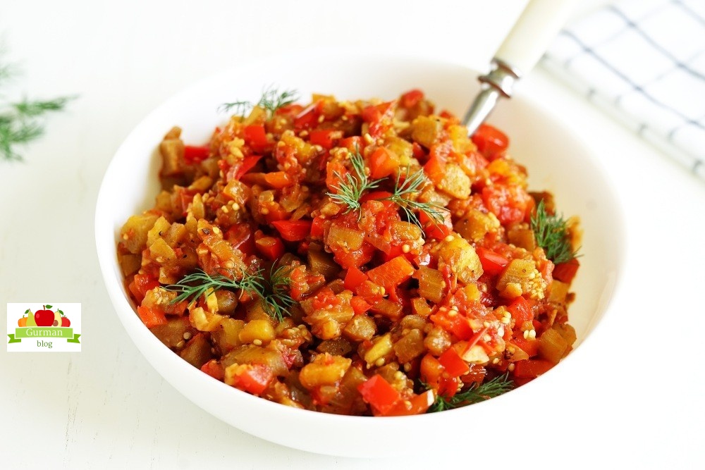 Баклажанная икра на сковороде на ужин с помидорами и перцем