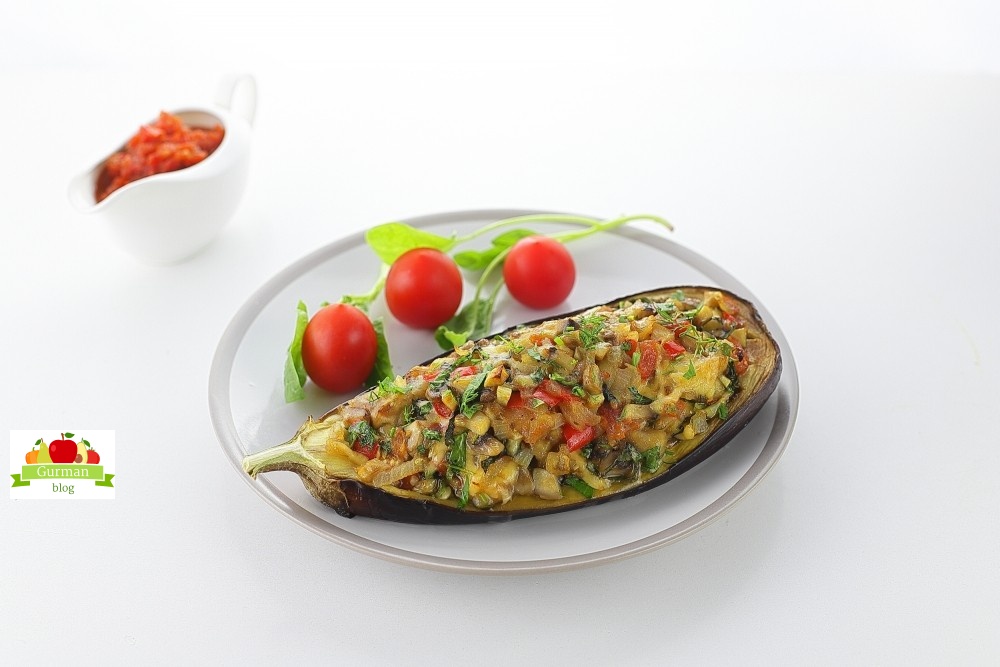 Баклажаны, фаршированные грибами и сыром