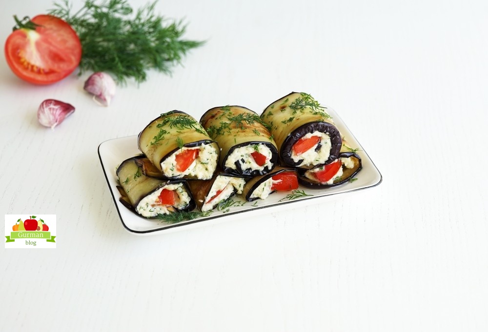 Баклажаны с сыром, чесноком и помидорами рулетики