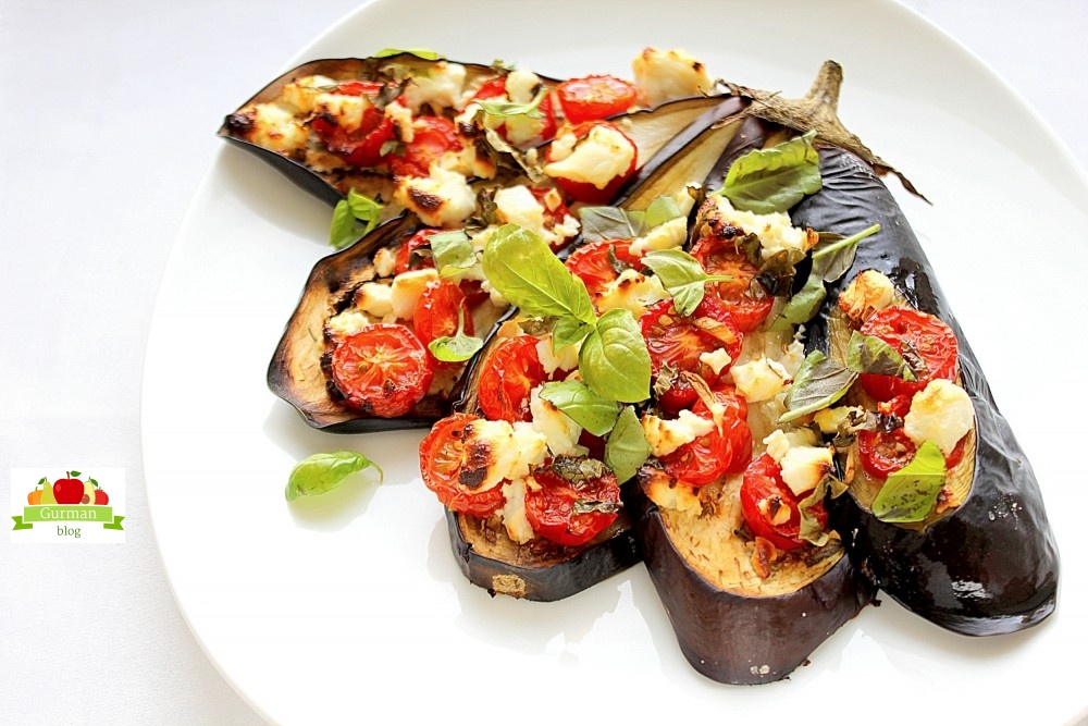 Баклажаны запеченные с помидорами и сыром