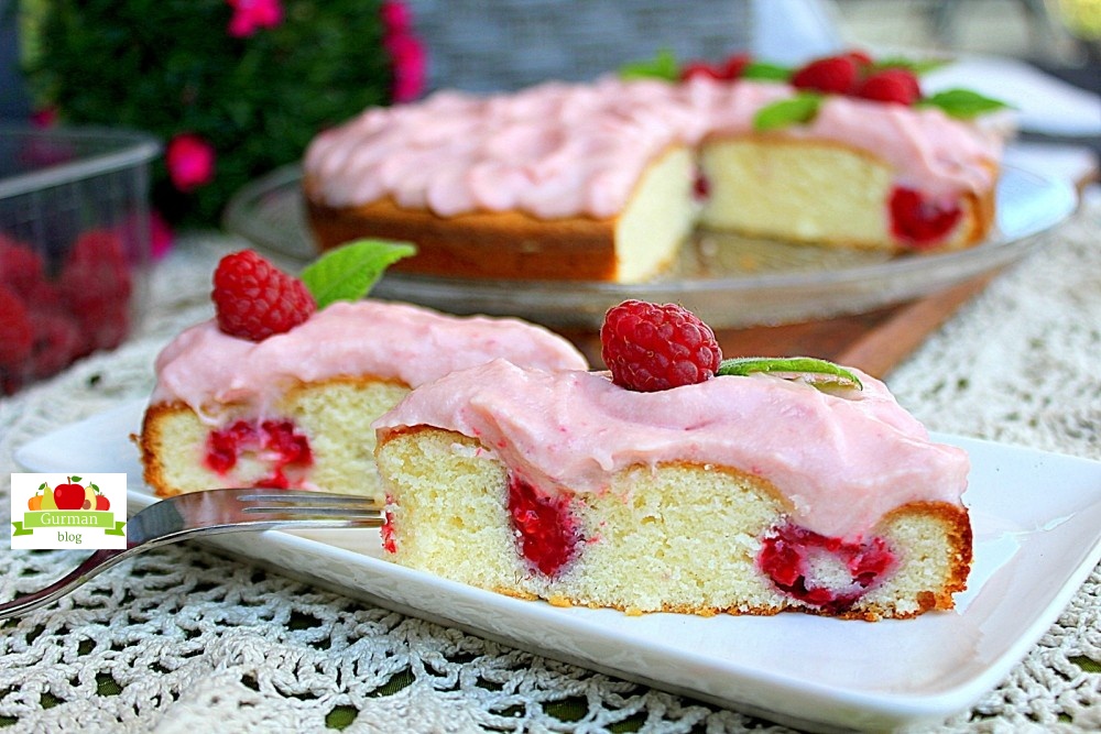 Бисквитный пирог с малиной и кремом