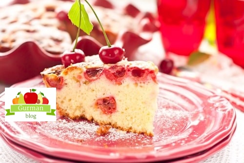 Бисквитный пирог с вишней без сливочного масла