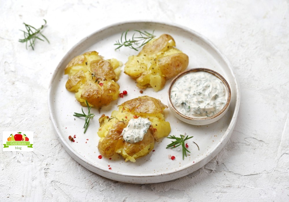 Битый картофель со сметанным соусом