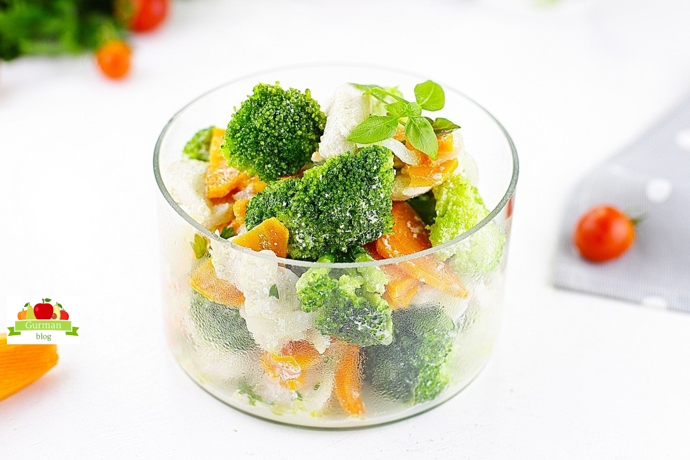 Брокколи с курицей на сковороде