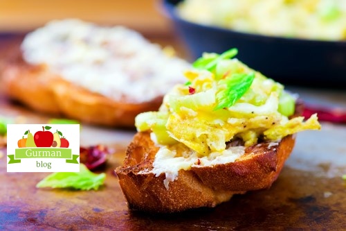 Брускетта с сельдереевым омлетом