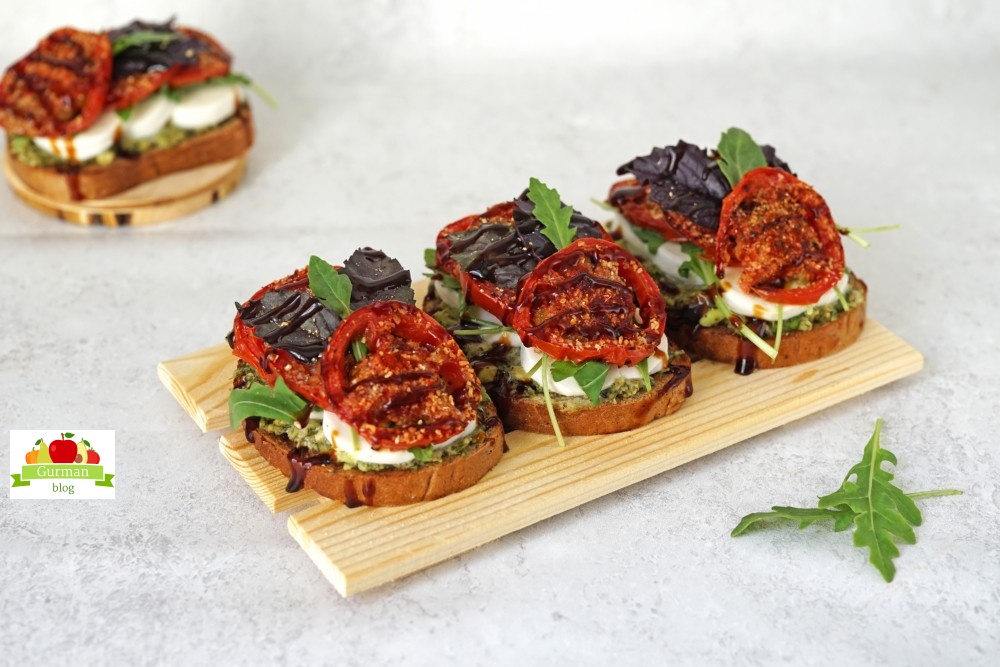 Брускетта с запечёнными томатами
