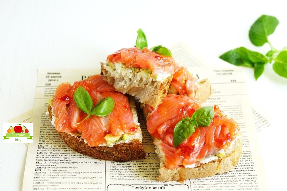 Бутерброды с авокадо и красной рыбой