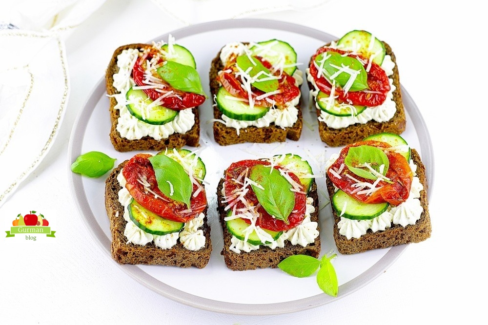 Бутерброды с вялеными помидорами на праздничный стол