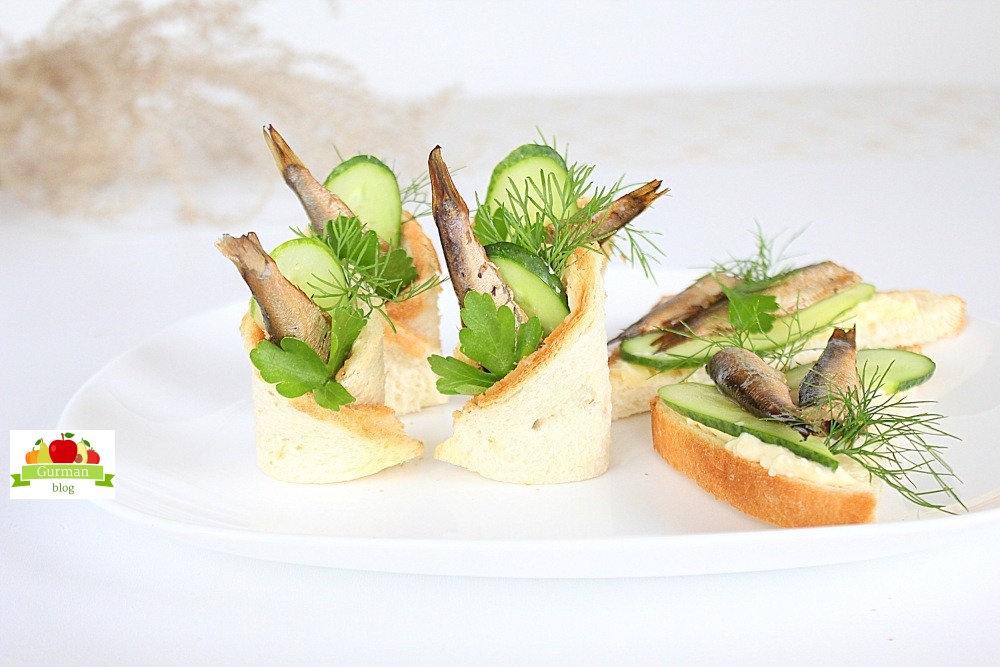 Бутерброды со шпротами и огурцом