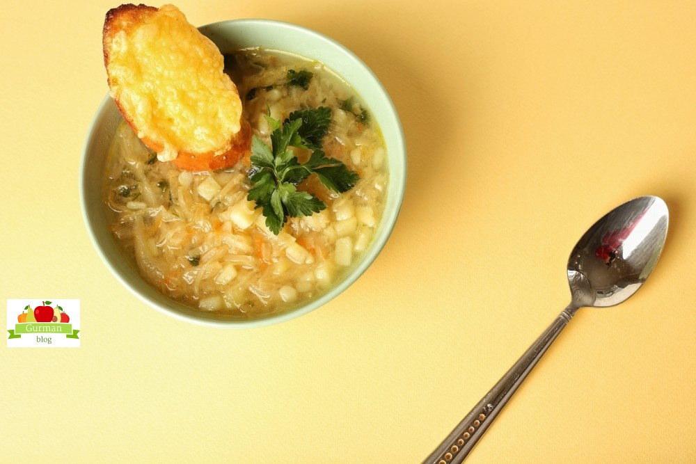 Быстрые щи с гренками