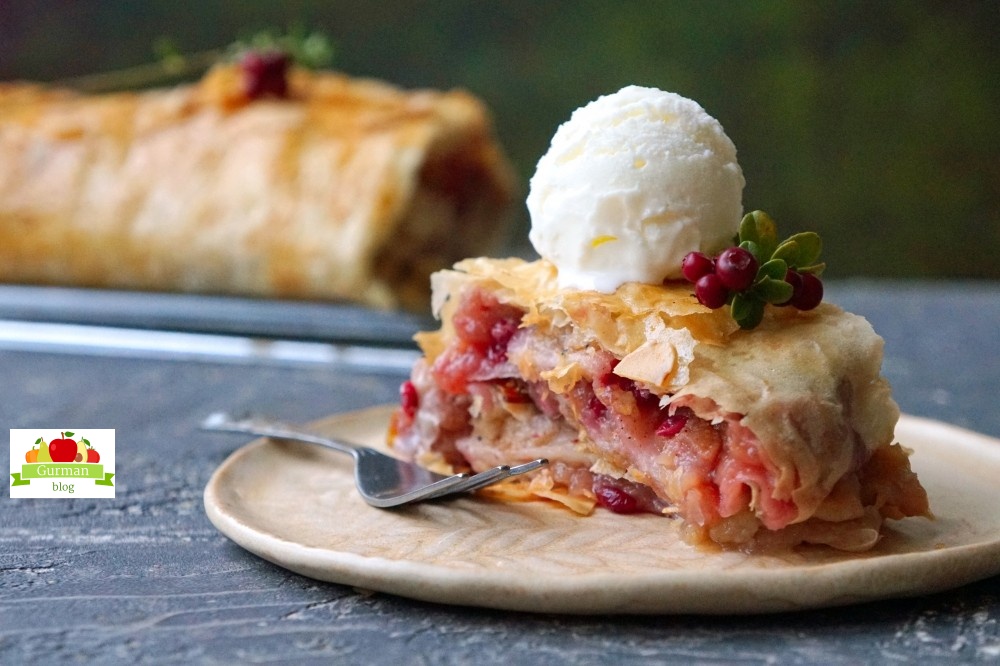 Быстрый штрудель с брусникой из теста фило