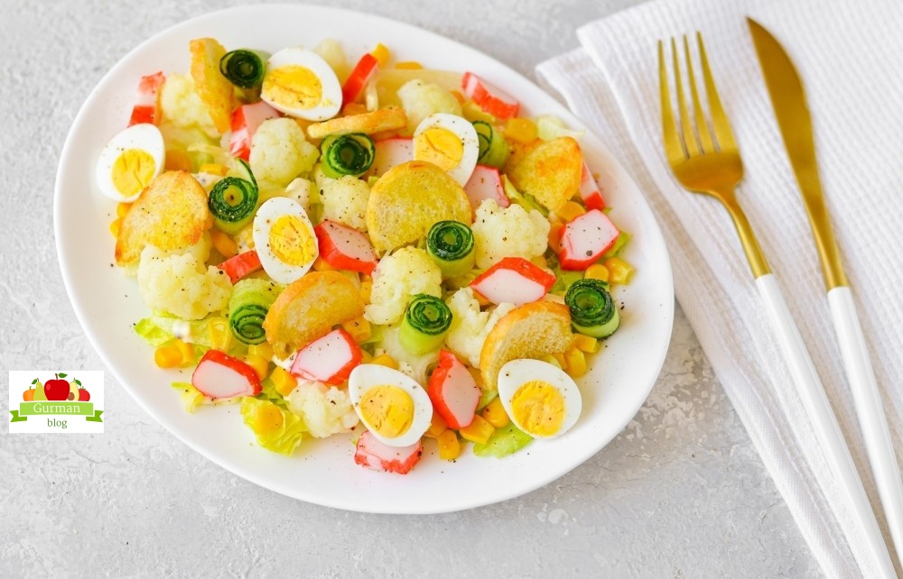 Cалат из цветной капусты с крабовыми палочками