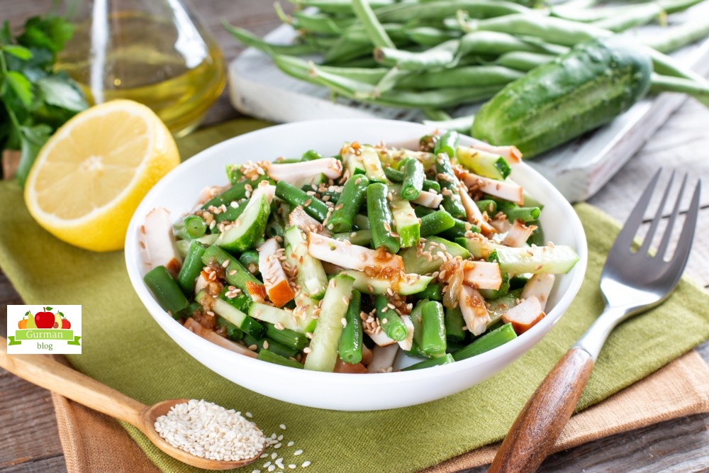 Cалат из стручковой фасоли, курицы и огурцов