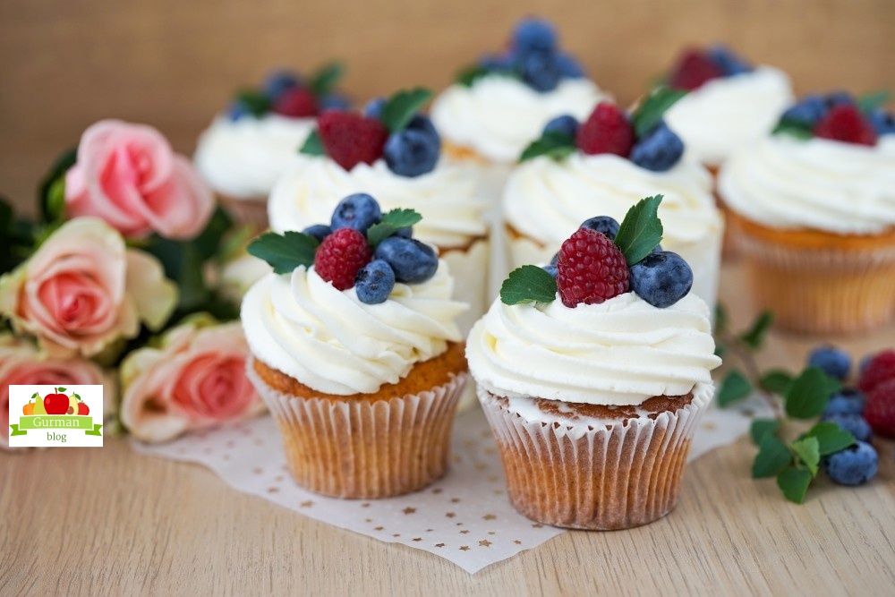 Черничные капкейки с творожным кремом