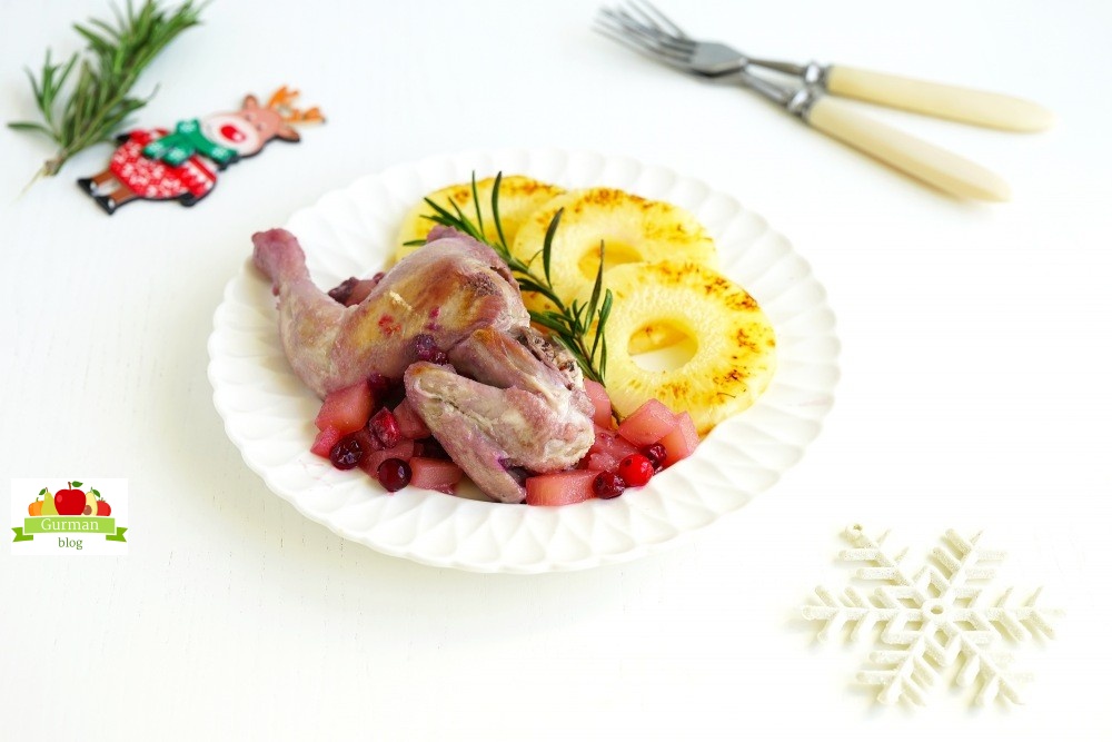 Цыплёнок с ананасами и клюквой на Новый год