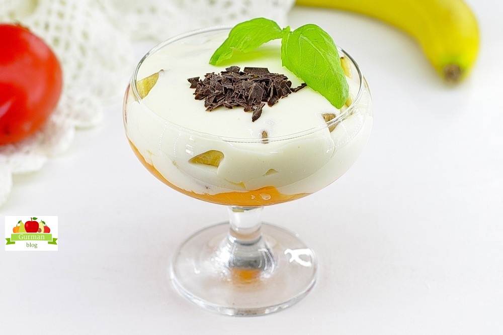 Десерт из сметаны и желатина с фруктами