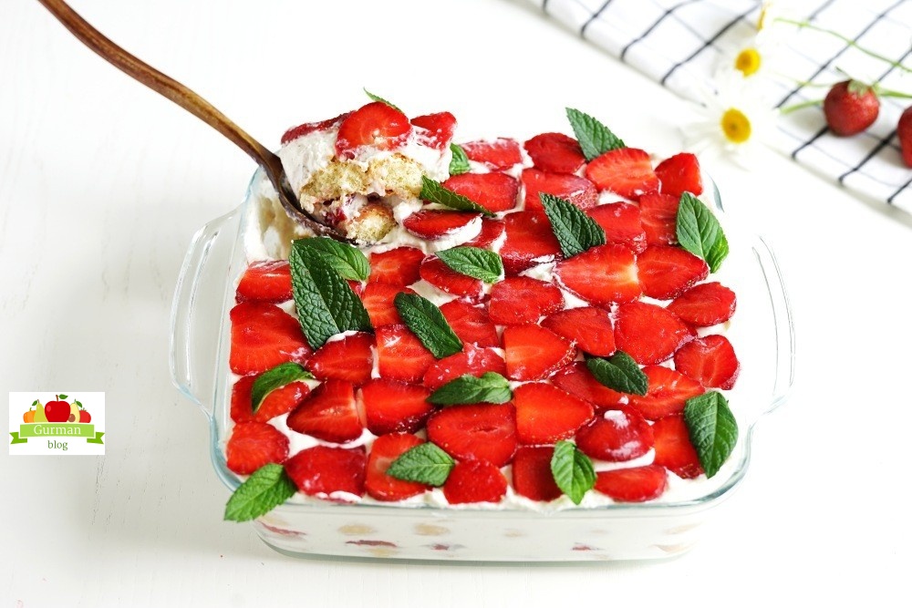 Десерт с маскарпоне и клубникой