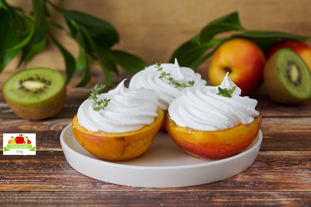 Десерт в корзиночках из нектарина