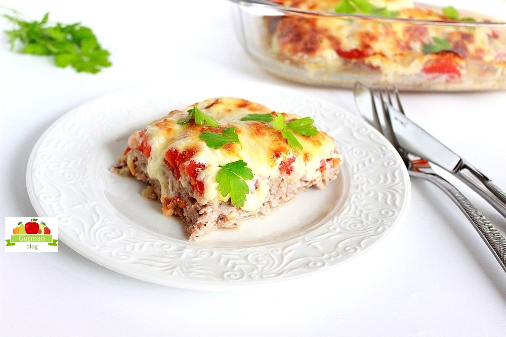 Фарш в духовке с сыром и помидорами