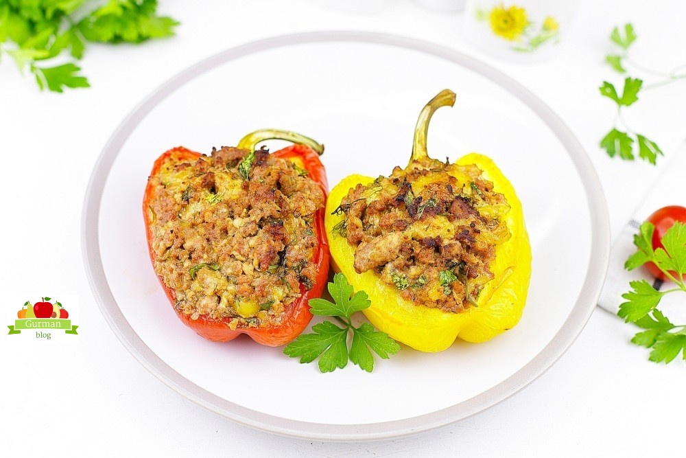 Фаршированные перцы в духовке половинками с фаршем и сыром