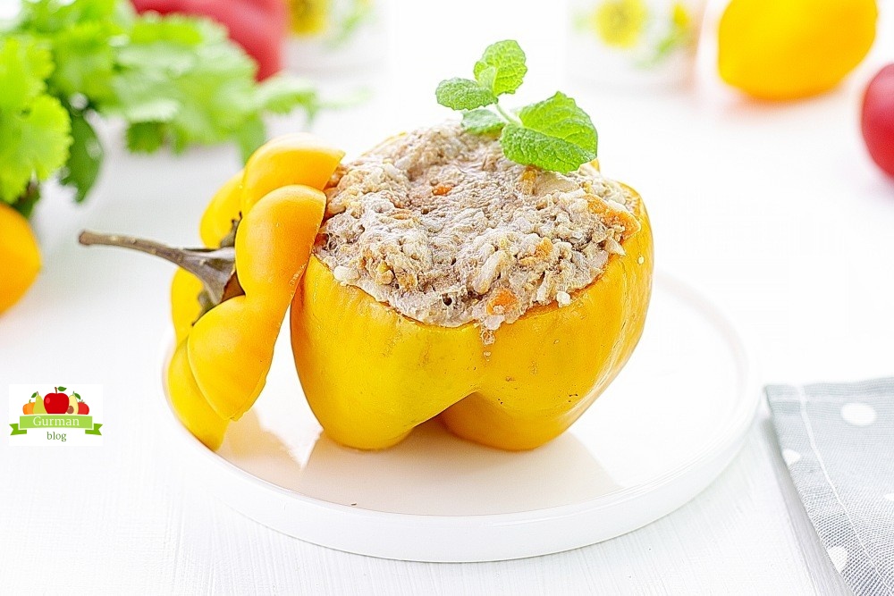 Фаршированные перцы в духовке с фаршем и рисом