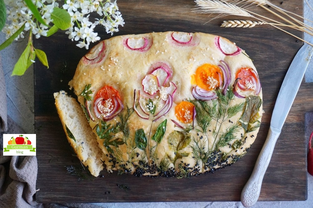 Фокачча с зеленью и овощами