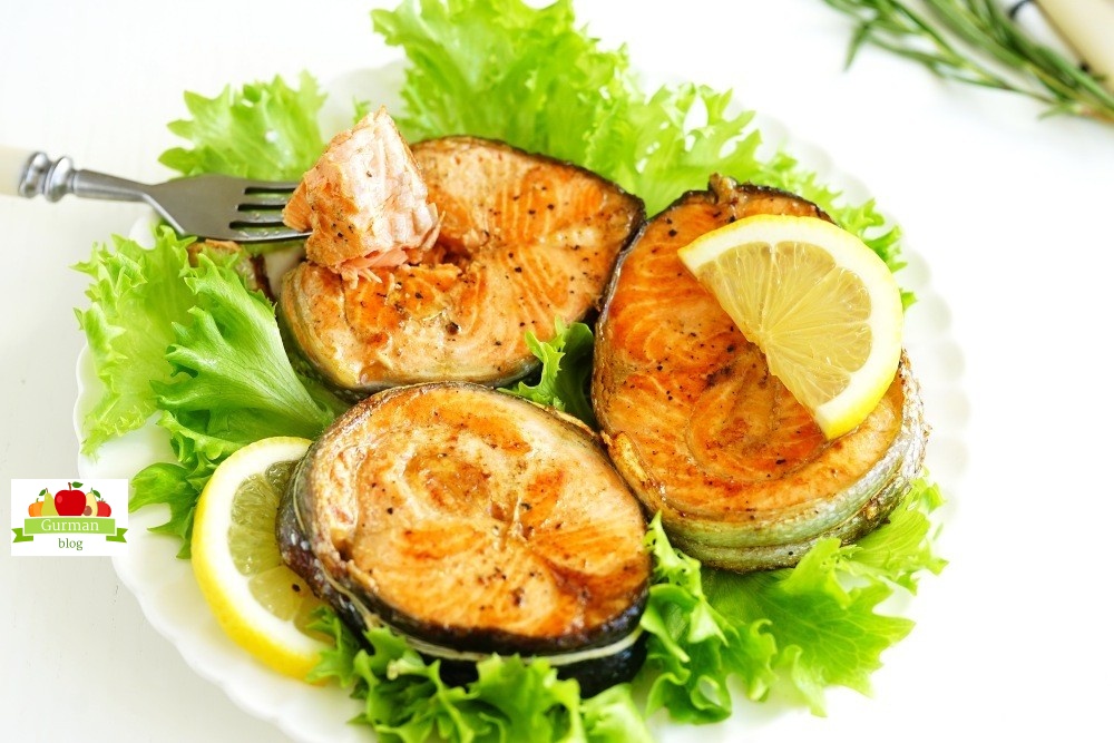 Форель на сковороде стейками