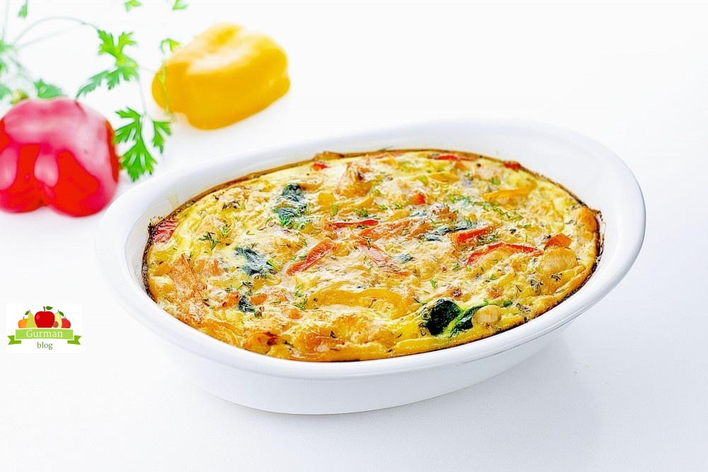 Фритатта с курицей, шпинатом и помидорами