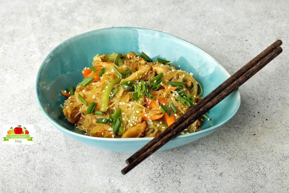 Фунчоза с курицей и овощами