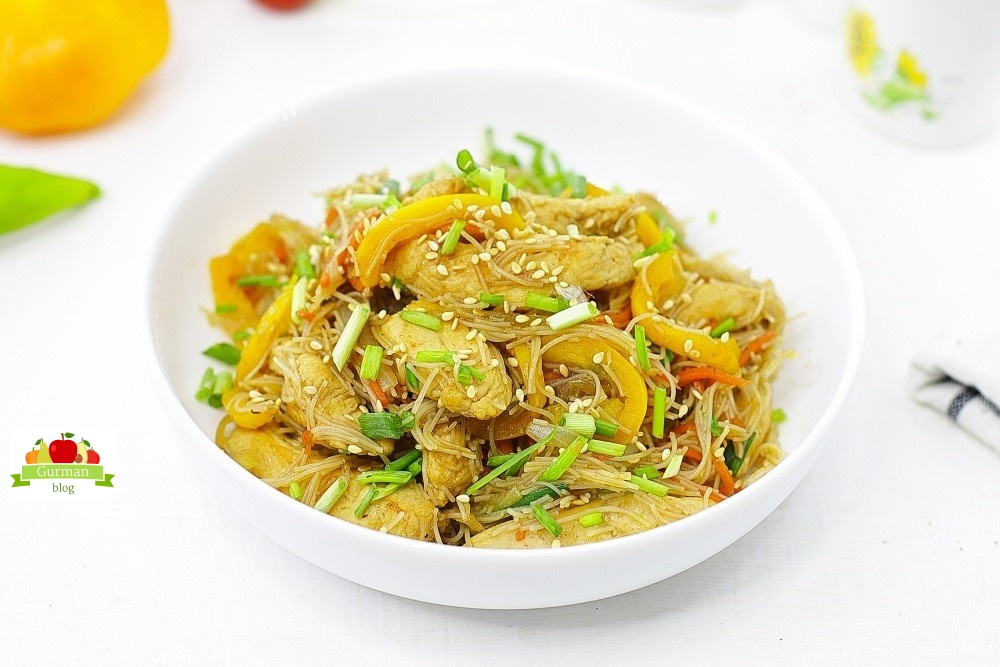 Фунчоза с курицей и овощами с соевым соусом на сковороде