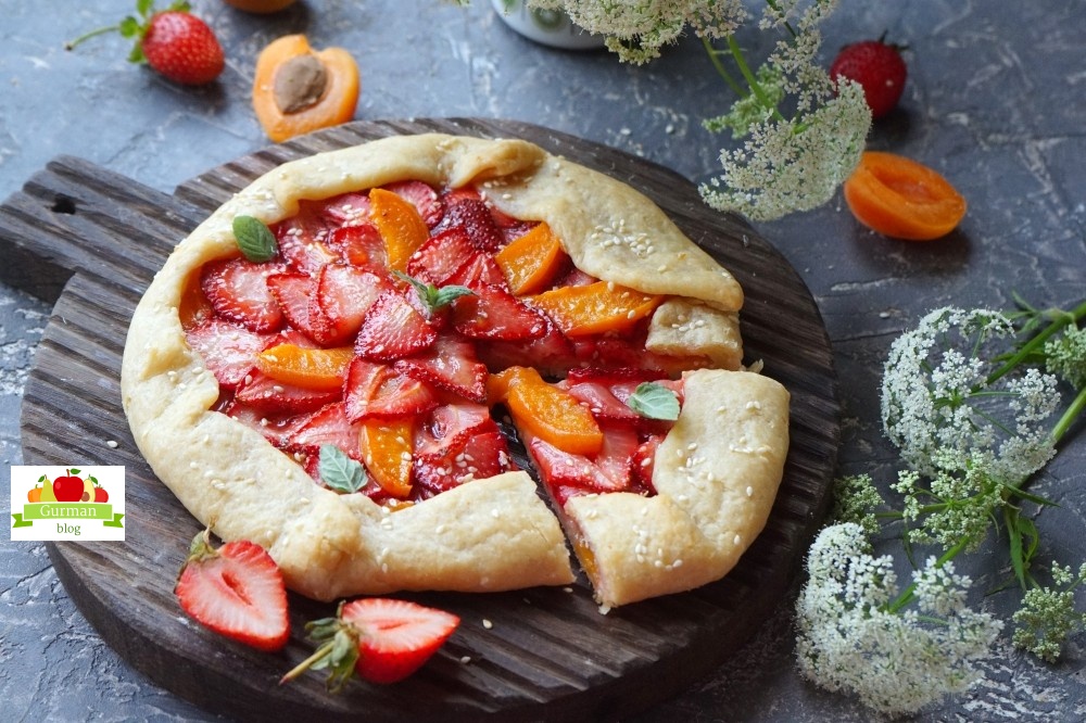 Галета с клубникой и фруктами на творожном тесте