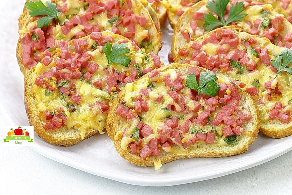 Горячие бутерброды в духовке с колбасой и сыром на батоне