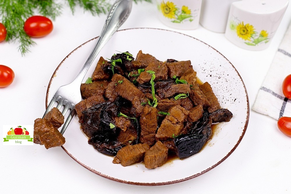 Говядина с черносливом тушеная