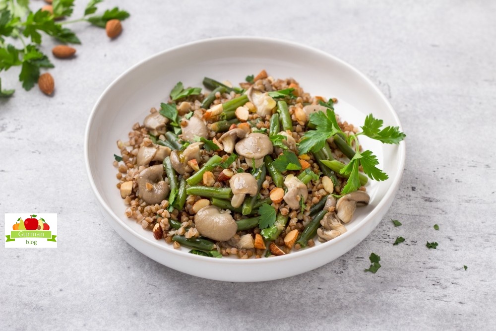 Гречка на пару с грибами и стручковой фасолью