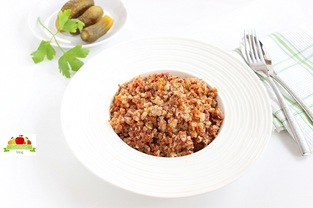 Гречка с тушенкой на сковороде