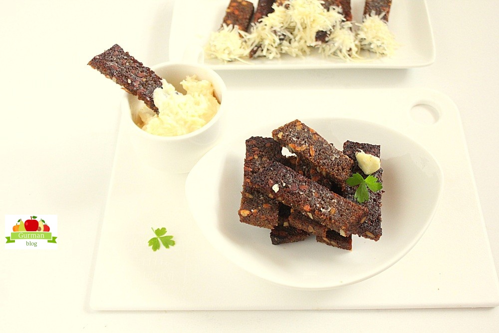 Гренки из черного хлеба с чесноком