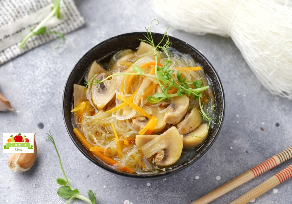 Грибной суп с фунчозой и овощами