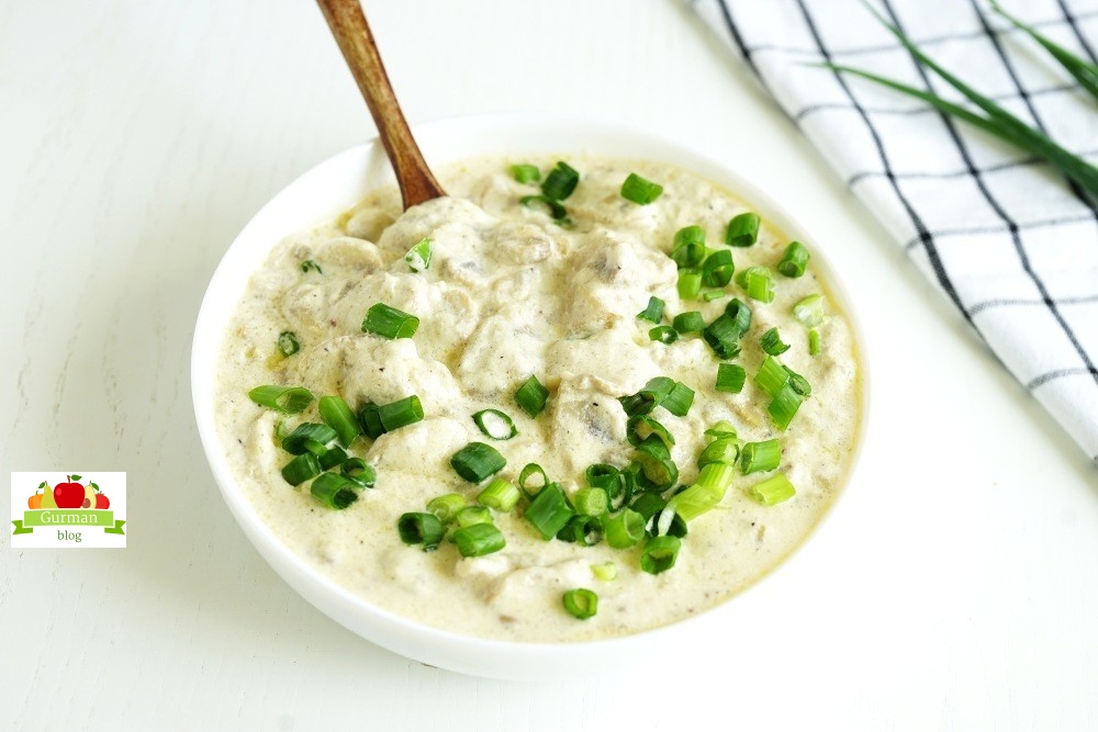 Грибы в сливочном соусе на сковороде