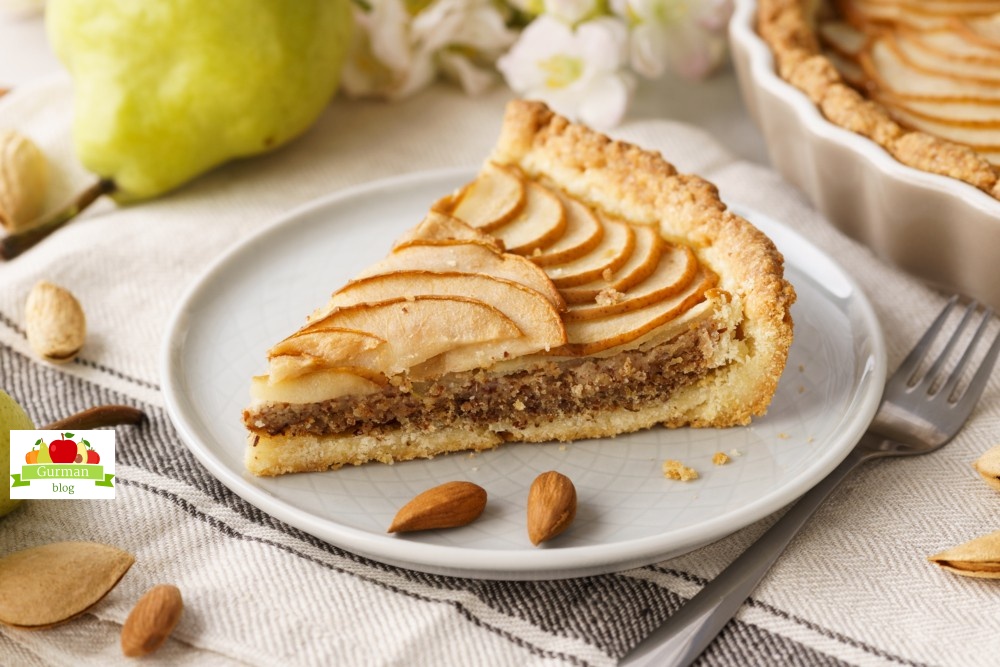 Грушевый пирог с миндалем