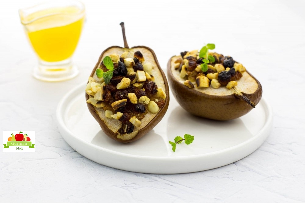 Груши, запеченные с орехами и изюмом