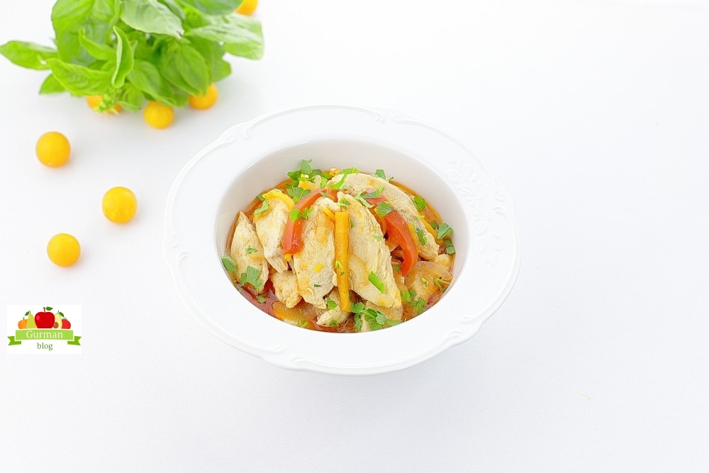 Гуляш из куриного филе на сковороде