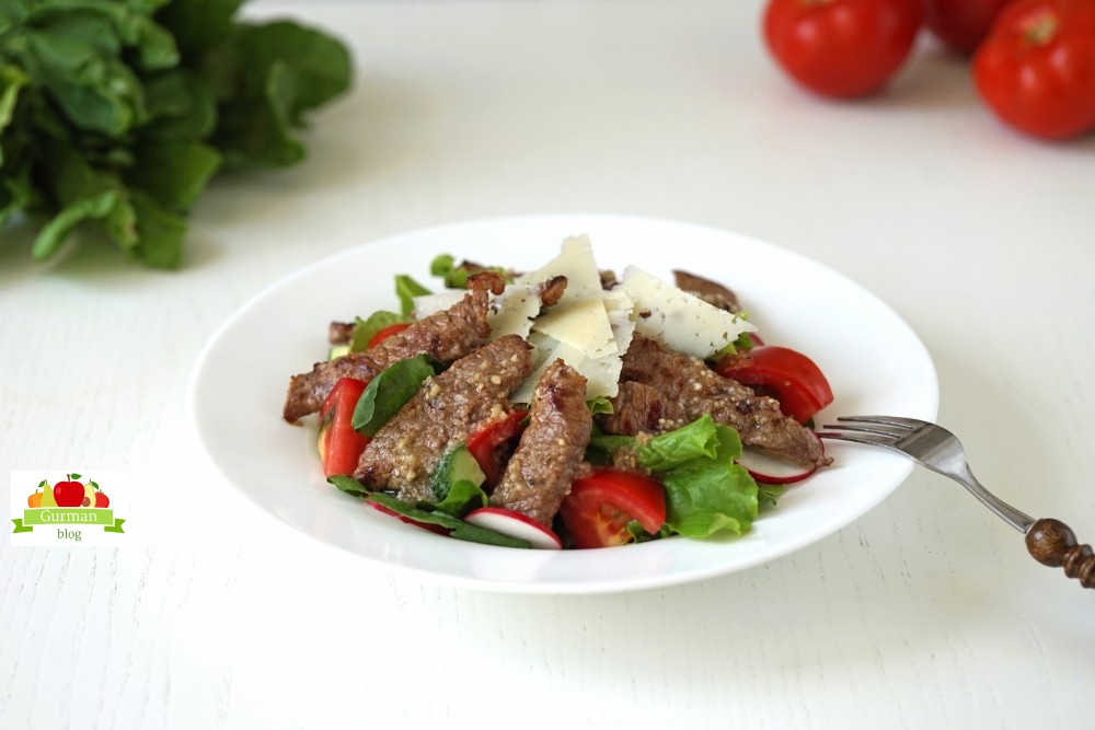 Хрустящий салат с говядиной в ореховом соусе