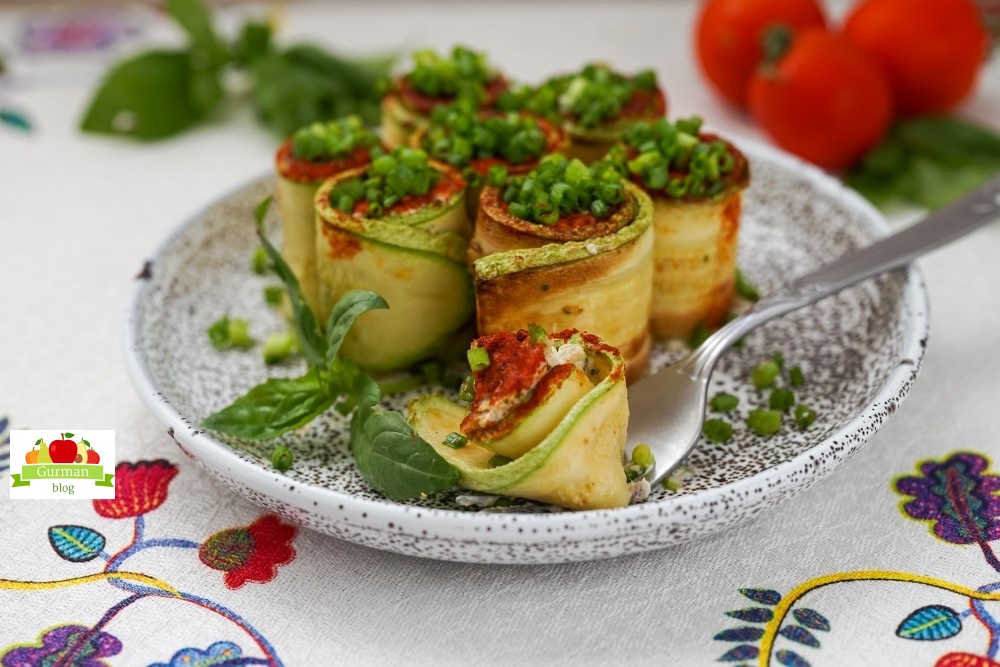 Кабачковые рулетики с тунцом