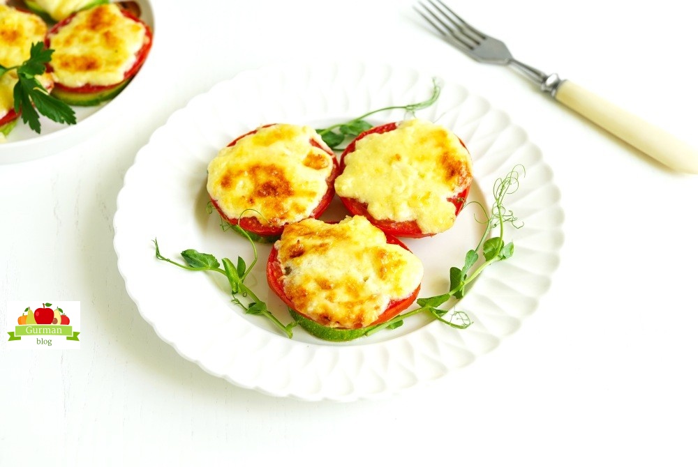 Кабачок кружочками в духовке с сыром и помидором