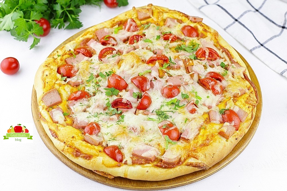 Как приготовить пиццу в духовке с колбасой, сыром и помидорами?