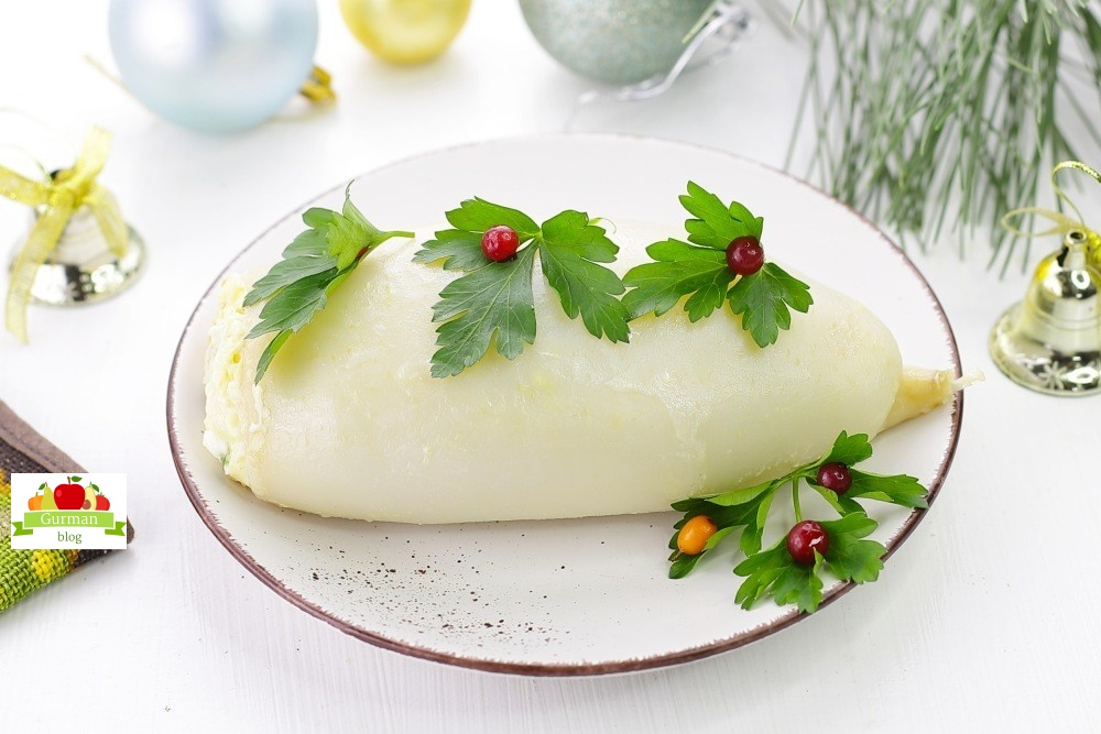 Кальмар фаршированный сыром и яйцом