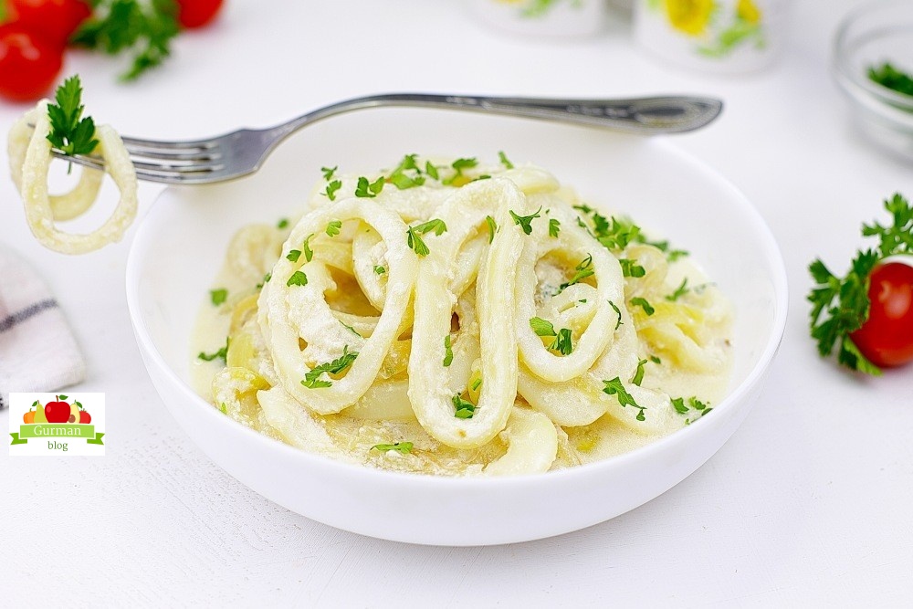 Кальмары в сметане с луком на сковороде