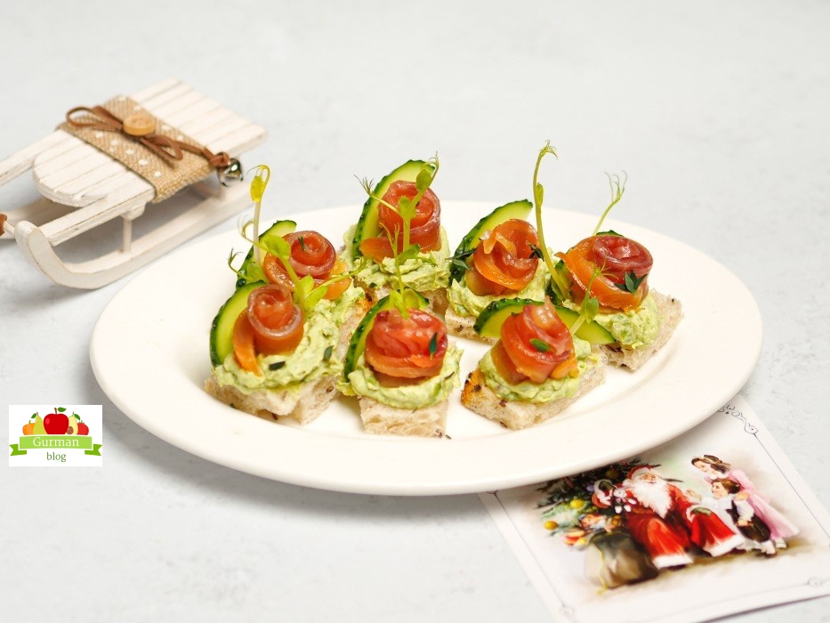 Канапе с красной рыбой и авокадо