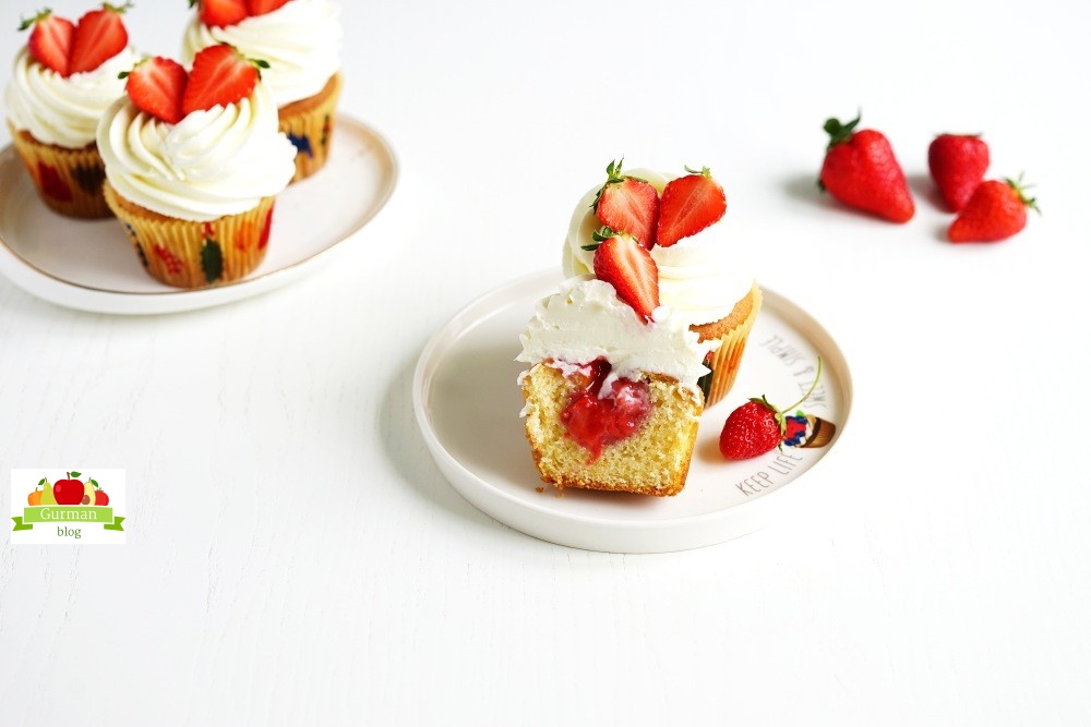 Капкейки с клубникой