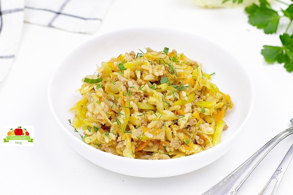 Капуста с рисом и фаршем на сковороде
